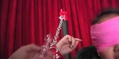 Une superbe victime esclave asiatique aux yeux bandés se fait taquiner le clitoris avec un vibromasseur