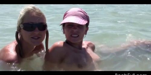 Tres chicas en traje de baño tomando una ducha en la playa - video 1