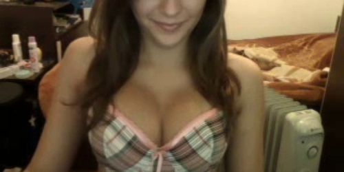 Cute brunette shows her tits - video 1