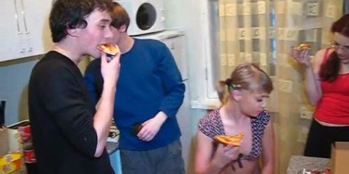Des dames chaudes se font plaisir au maximum - vidéo 2