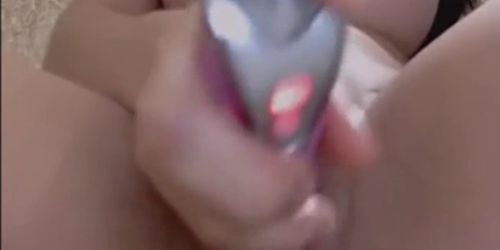 Chiquilla tetona se viene mientras se masturb