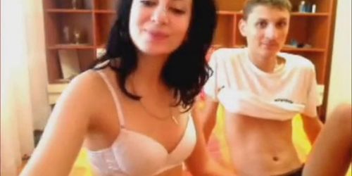 Teen couple gives webcam show - video 2