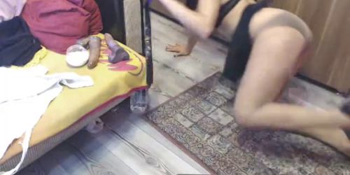 mommy playing with her big ass wityh a big toy on live webcam