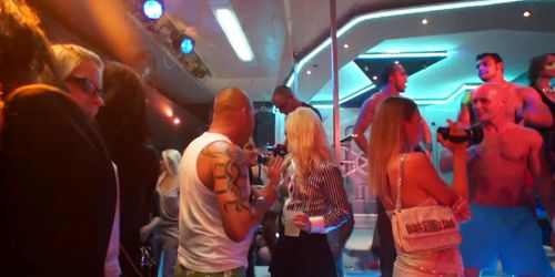 DRUNKSEXORGY - Nasty fêtards baisent dans une orgie en club