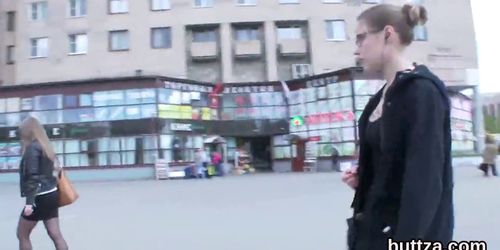 Великолепная тугая нимфоманка получает свою тугую киску и маленький анус вытраханными