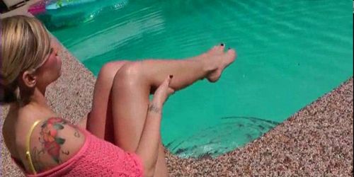 彼女のおっぱいと柔らかいおまんこを屋外で喜ばせるブロンドの湯たんぽ