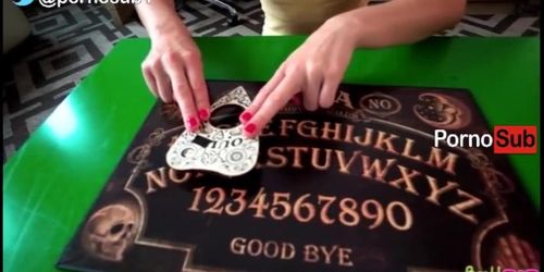 Juega a la ouija con hermanastra (Riley Reid)