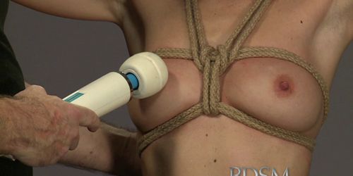 BDSM.XXX - Une sous-beauté ligotée obtient toute l'attention des maîtres dans un donjon avant de gicler - vidéo 1