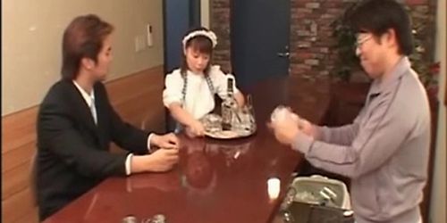 Vollbusige japanische Kellnerin in der Öffentlichkeit gefickt (unzensiert)