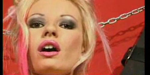 Michelle Thorne comme Titney Spheres - Le producteur.