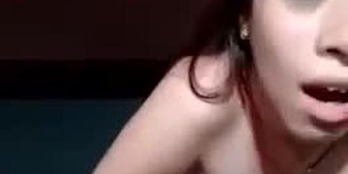 Me vengo en su cara mientras se toca
