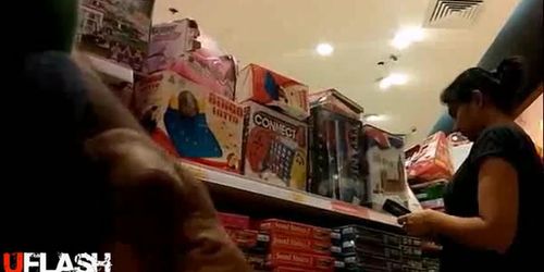 flashing to a indian girl in mall