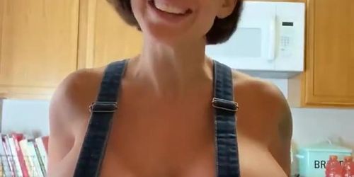 Big Tits Cooking In The Kithen (Brittany Elizabeth)