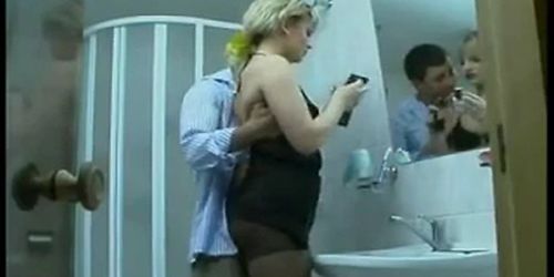 Femme russe chaude baisée pendant le bain