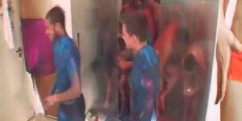 la douche apres une parti de bodypainting