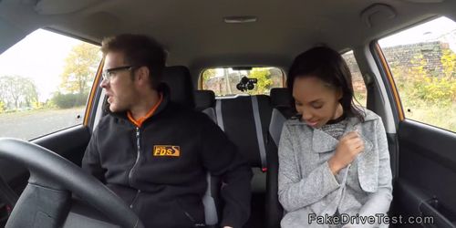 Soft ass ebony bangs in driving school car