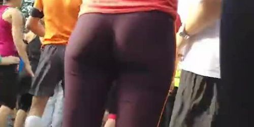 Round ass in tights gets spied during yoga