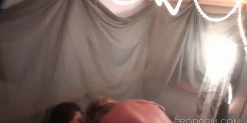 Юная блондинка-блондинка глубоко заглатывает член в хардкорной оргии в комнате в общаге