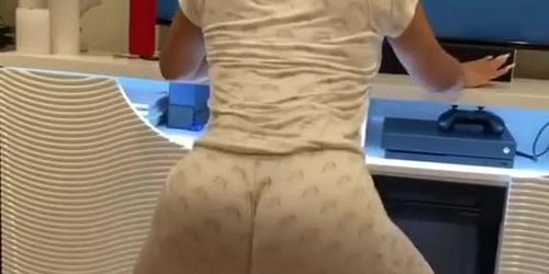 Cardi b sis Hennessey twerk