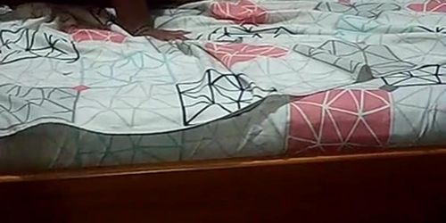 Ella descansa de su trabajo pero su marido la folla