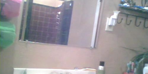 Brunette montrant des seins dans la salle de bain caméra cachée