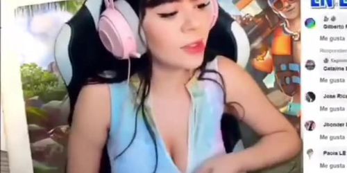 Danyancat acomodándose las tetas en STREAM