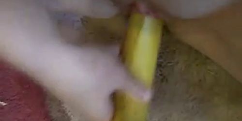 sexy kleine macht es sich mit banane - video 1