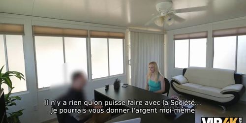 VIP4K. La fille a vraiment besoin dargent alors pourquoi se deshabille et se fait baiser