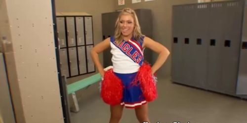 Blonde Cheerleader Teen nach Blowjob gefickt