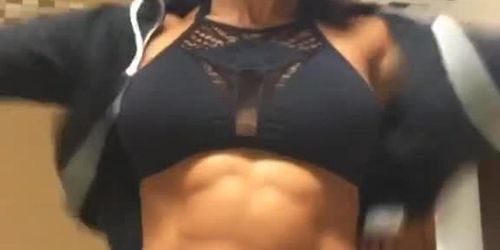 Hot fitness girl Valia Ayyar showing her perfect abs