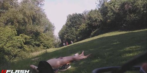 Man sunbathes naked, women see him doing it 3