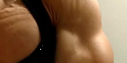 Angela Yeo amazing pecs (Asian Female Bodybuilder) 