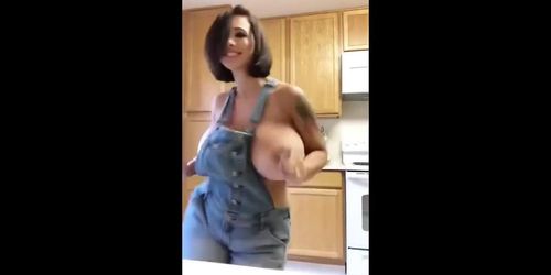 Huge Boobs Sexy Dance