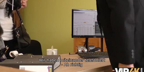 VIP4K. Die blonde Katy hofft auf einen Kredit, aber die Agentin will Sex
