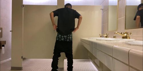 Public Restroom Sag - SexySaggerYo (sexysaggeryo )