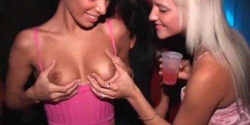 Boob blinkt Teen Babes, die darauf bedacht sind, Sex auf einer VIP-Party zu haben (amateur )