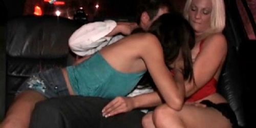 Filles érotiques s'embrassant et clignotant des culs lors d'une orgie VIP