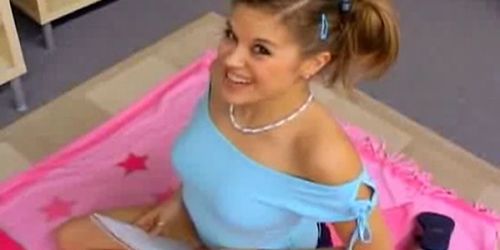 Teen Topanga เล่นกับหีของเธอบนพรม