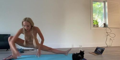 GwenGwiz Nude Yoga Onlyfans Video - Tnaflix.com