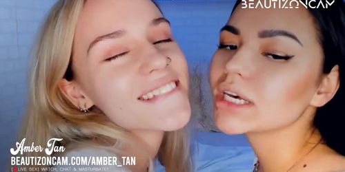 [WEBCAM SHOW] REAL LESBIAN GIRLFRIENDS KISSING FOR HOURS =)