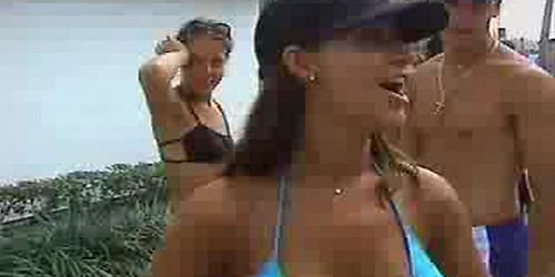 Chica en bikini mostrando sus bonitas tetas