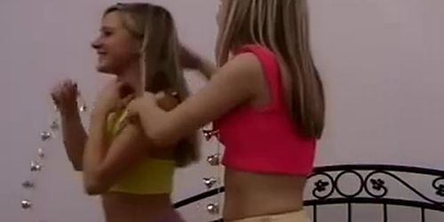 gemelas lesbianas adolescentes se desnudan y se follan entre sí