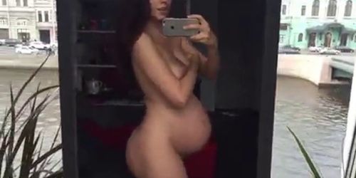 Pregnant beauty films herself