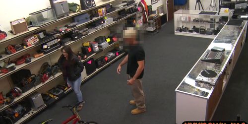 Amateur babes try to steal and get anged at the pawnshop