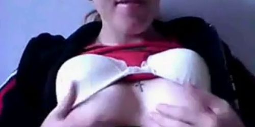 だからだから女の子は彼女のおっぱいをからかう