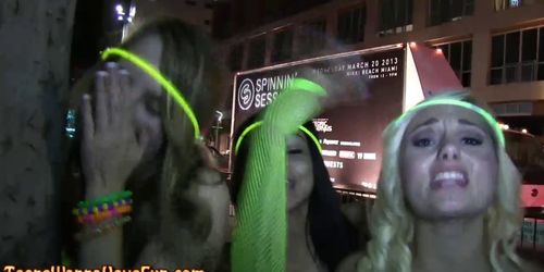 Rave party lesbiennes zuigen tieten