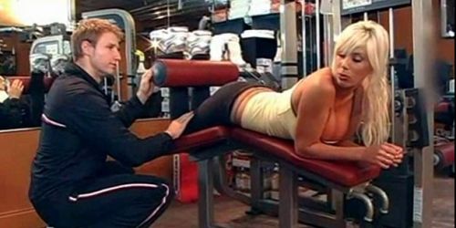 Blonde mommy does her work out naked