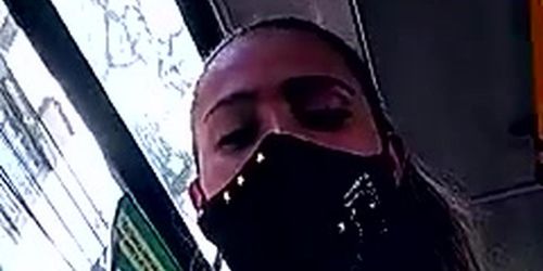 Chica se masturba en el bus