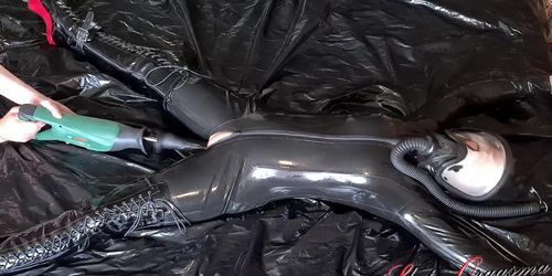 Slave Slut-Orgasma Celeste black latex and the sex machine