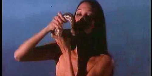 Laura Gemser nue dans Black Cobra 2